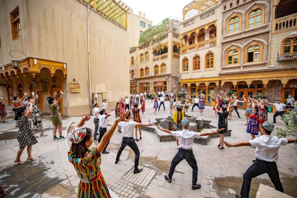 【共度古尔邦节】新疆和田市:各族群众游客载歌载舞欢庆古尔邦节_腾讯