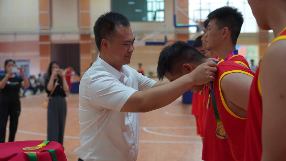 州人民政府副秘书长,库尔勒市委常委,副市长蒋桂军说:"我们还将继续