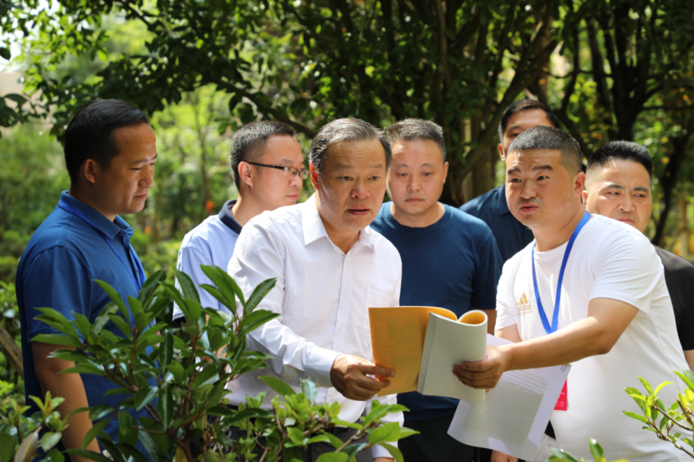 7月8日,市人大城建环资委主任委员龚永育率执法检查组来我县,就贯彻