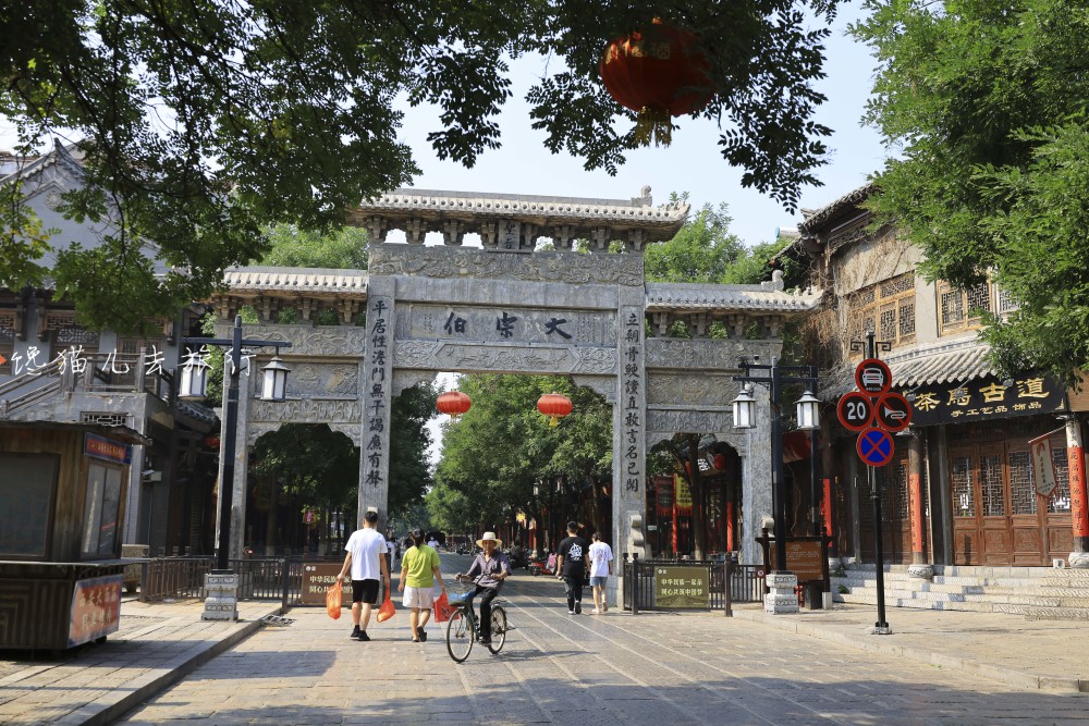 山东青州古城有二十多座牌坊但最值钱的却在学校由大奸臣题字