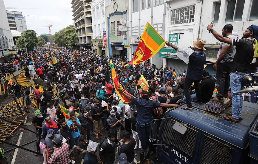 斯里兰卡“国家破产”！民众陷入绝境，怒占总统府，纵火总理府邸