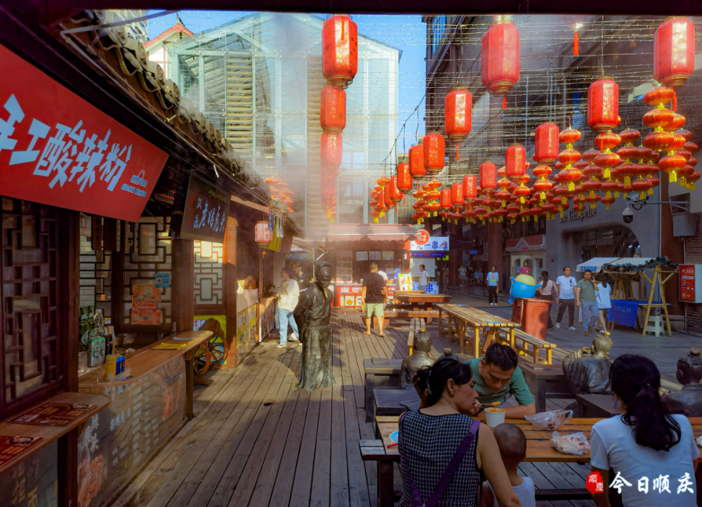 南充1227夜市安装喷雾降温系统,为市民游客送上清凉