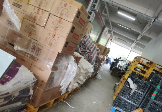 电梯坏了就把消防通道当货仓?居民不买账