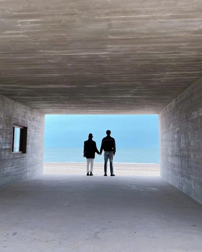 杨丞琳卡点为李荣浩庆生,俩人牵手看海画面温馨,好似偶像剧封面_腾讯