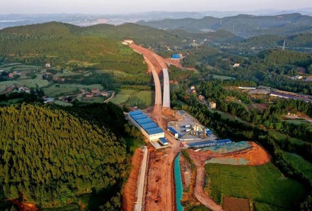 绵广扩容高速梓潼段"多点开花"取得新进展绵广扩容潼江河特大桥目前主