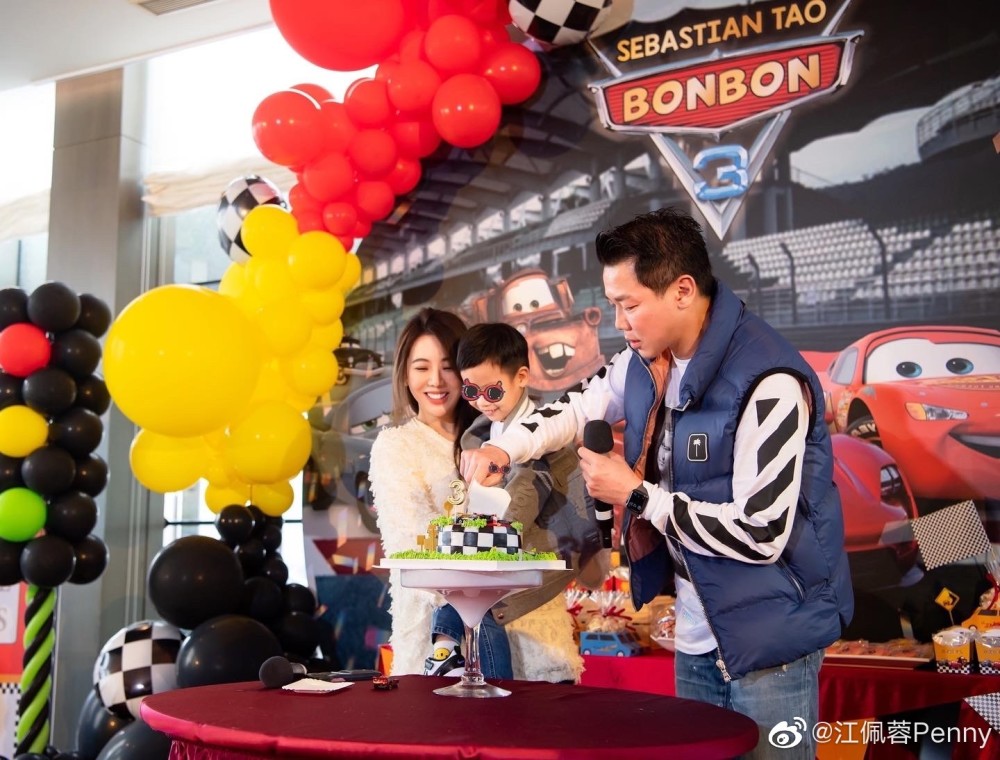 陶喆喜迎53岁生日,霸气搂肩亲吻江佩蓉,小18岁娇妻身材吸睛_腾讯新闻