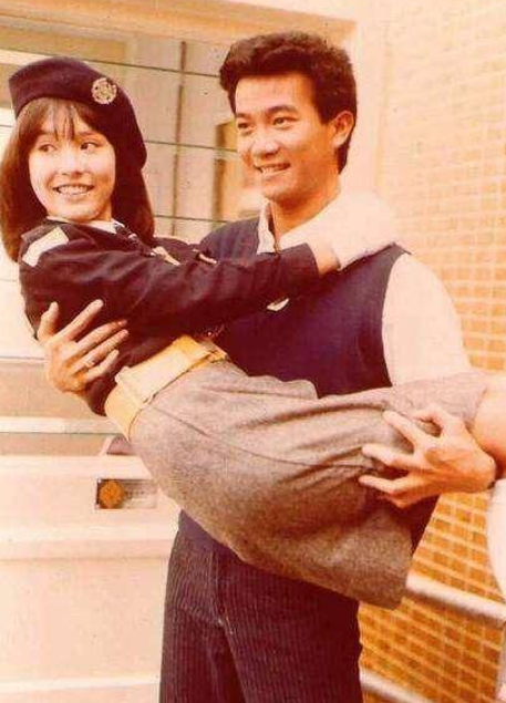 刚踏入演艺圈没多久,16岁的翁静晶就得到了和张国荣,陈百强一起合作的