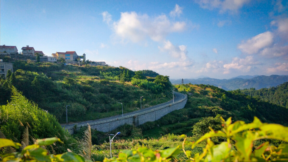 關於鼓嶺,平均海拔800米,冬天有落雪,夏季氣溫最高才30°c,可見鼓嶺