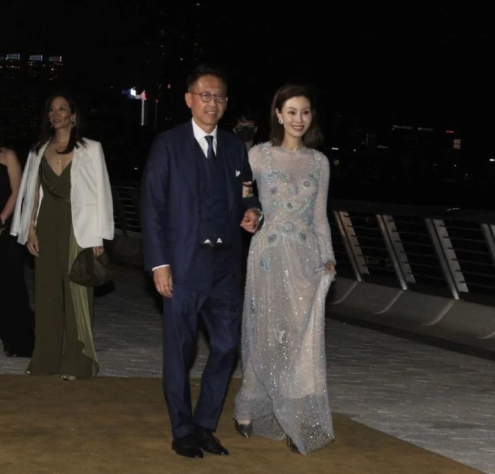 当李嘉欣和甘比同台,终于见识了贵妇脸和旺夫脸的差距有多大了插图2