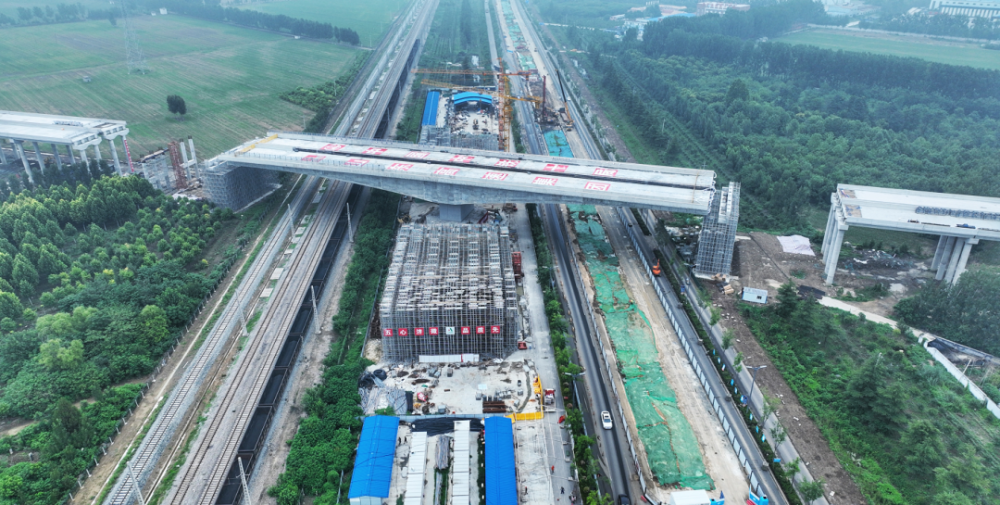新兖铁路转体桥顺利转体(以下简称济微南段项目)济南至微山公路济宁