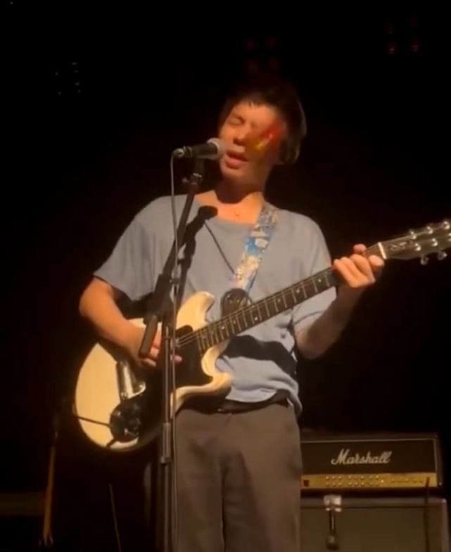 首先是"脏手指"乐队在演出时,主唱管啸天被台下观众扔烟,险些砸伤眼睛