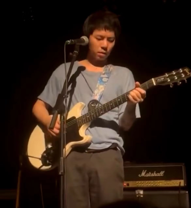 脏手指乐队演唱时突发意外台下观众朝主唱扔烟盒险些砸伤眼睛