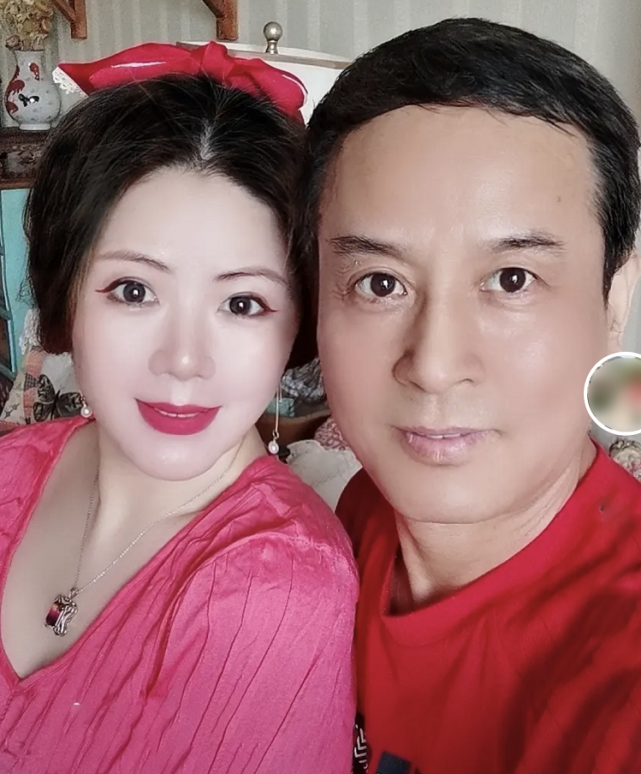 58岁安亚平喉癌去世小17岁圈内妻子悲痛万分夫妻俩亲密合影曝光