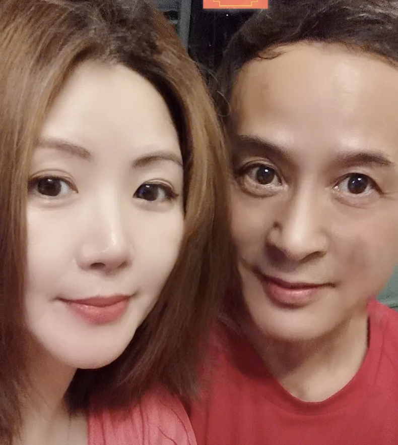 58岁安亚平喉癌去世,小17岁圈内妻子悲痛万分,夫妻俩亲密合影曝光