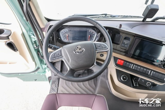 内饰方面,这款乘龙h5v的表现同样出色,其驾驶室内部高度达到1.