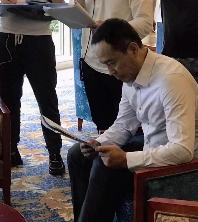 58岁安亚平喉癌去世,小17岁圈内妻子悲痛万分,夫妻俩亲密合影曝光