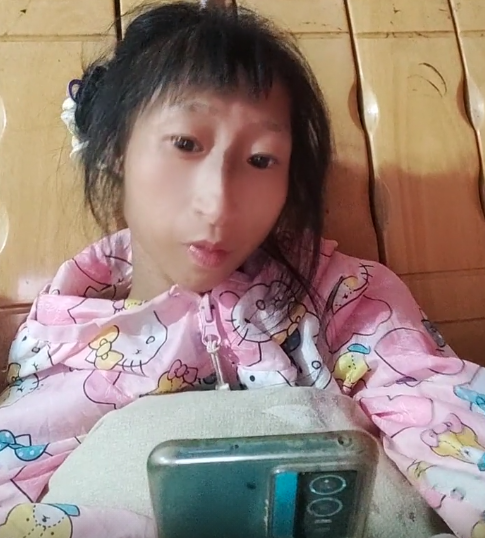 这次要说的就是侏儒症患者"袖珍女孩"小晓,别看叫她袖珍女孩,实际上她