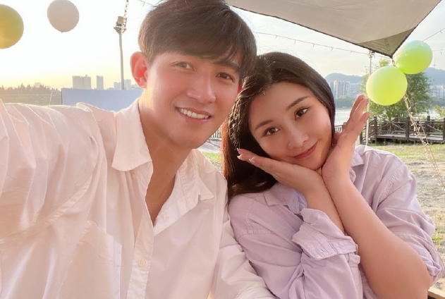 双手抱娃笑容满溢,超有爱|李子峰|林籽