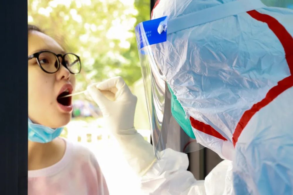 高温下的坚守核酸采样员全副武装筑牢防疫屏障