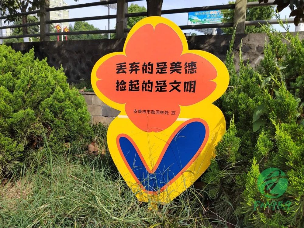 城堤步道两旁新增不少公益宣传标语,温馨提示牌,倡导文明健康绿色环保