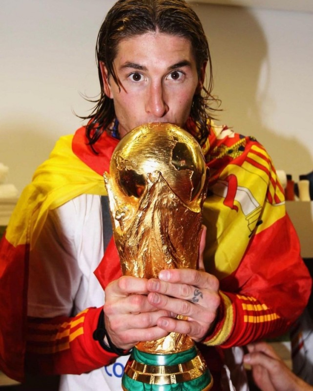 还记得那个夏天吗拉莫斯ins庆祝西班牙世界杯夺冠12周年