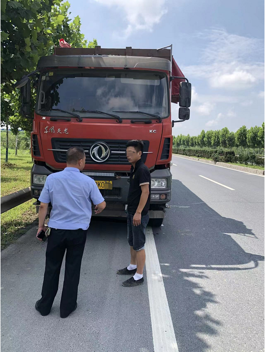 面對交警的詢問,司機胡某表情異常,經多次詢問均矢口否認闖紅燈.