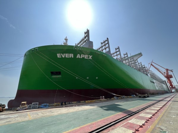 全球最大！24000TEU集装箱巨轮在长兴岛交付