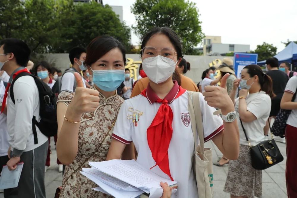 遇见徐汇中考拉开帷幕高温天里老师家长红红火火送考