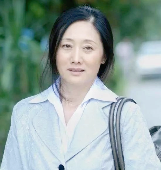 剧照想到这些,娟子就忍不住心酸,心里觉得自己特别对不起女儿.