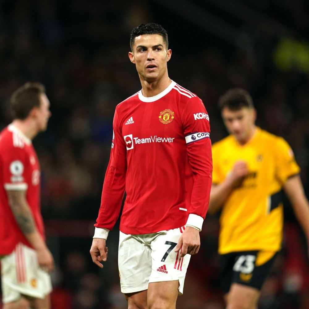 c罗是葡萄牙国家队的队长,也是目前曼联阵中资历最深的球员,上赛季也