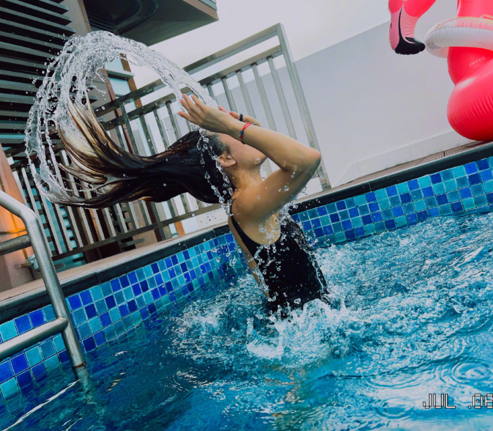 照片中容祖儿穿着深色的泳装,露出光洁的背部,身材凹凸有致胳膊上没有