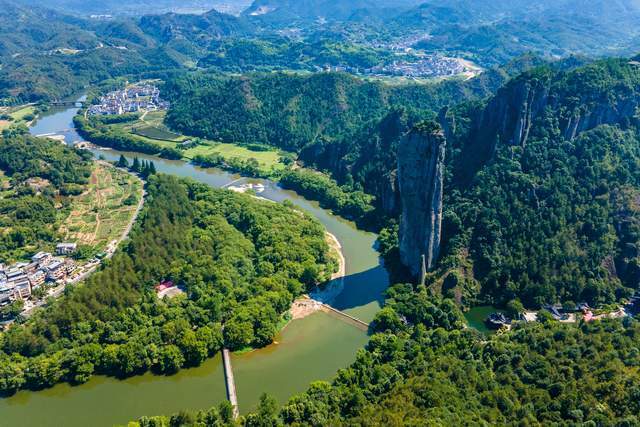 縉雲仙都風景名勝區,集黃山之奇桂林之秀於一身,景色美如仙境