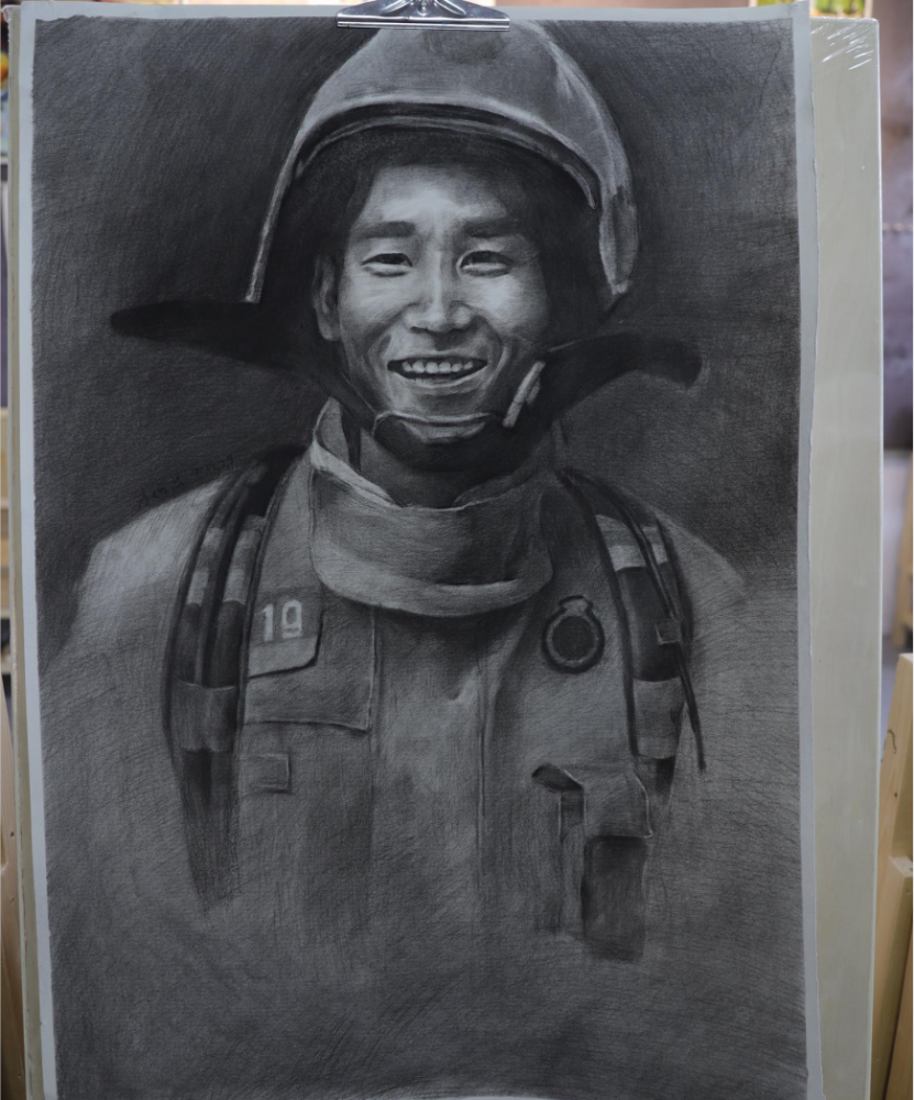 遂昌有批学绘画的学生一笔一划描绘英雄毛景荣的故事