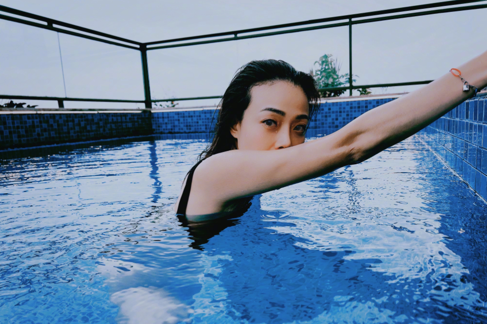 9位港星泳装比美温碧霞李嘉欣火辣比基尼容祖儿出水芙蓉