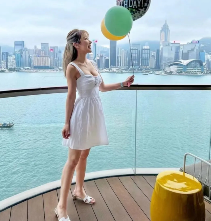 9位港星泳装比美温碧霞李嘉欣火辣比基尼容祖儿出水芙蓉
