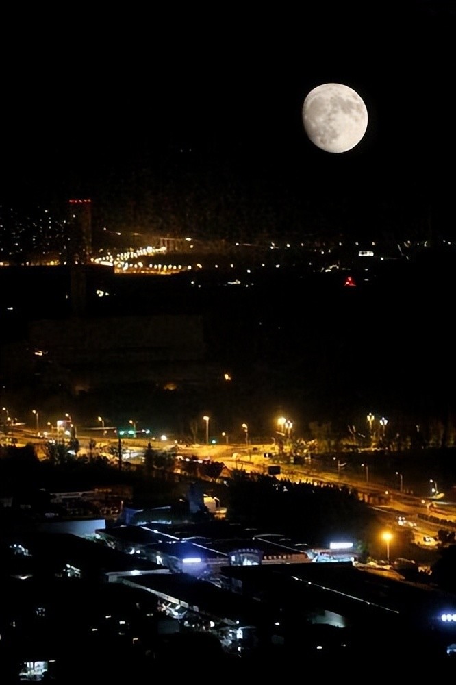 "超级月亮"现身夜空_腾讯新闻