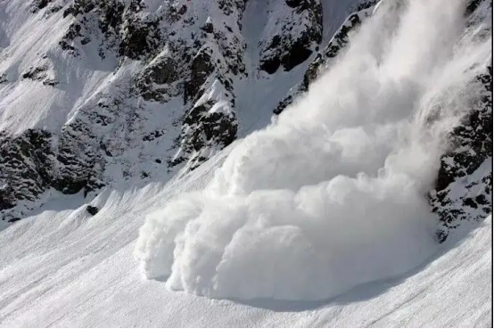 吉尔吉斯斯坦天山山脉发生巨大雪崩面对雪崩如何求生