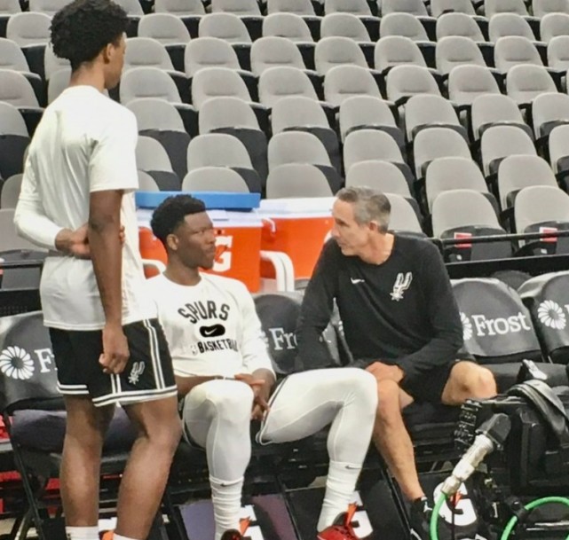 马刺投篮教练奇普-英格兰德将离队 曾帮助帕克&小卡练出投篮_腾讯新闻