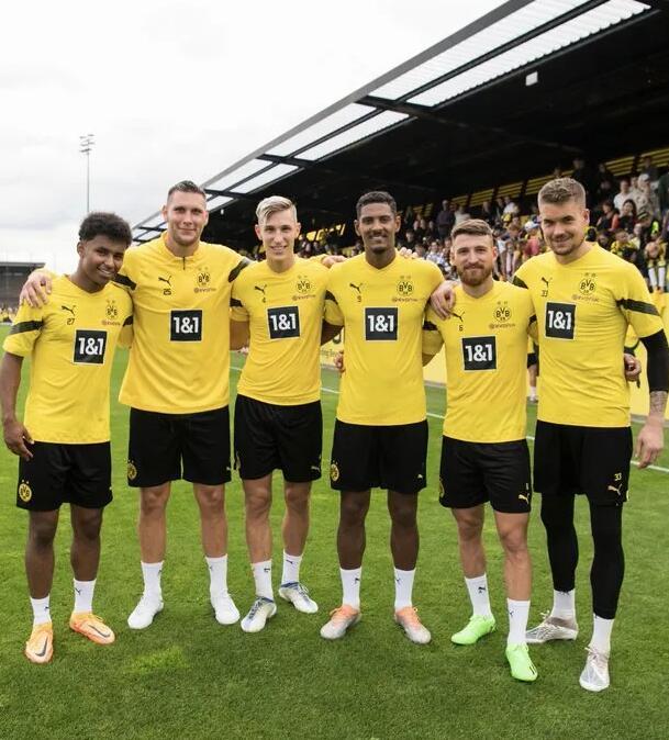 多特蒙德发布6名新援合照