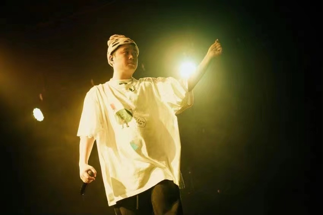 说唱歌手tangoz发文,怒斥演出现场一男子猥亵行为,直