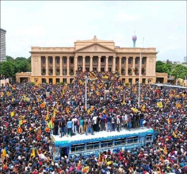 斯里兰卡国家破产和群众暴乱，占领总统府的原因九年级语文课本电子版