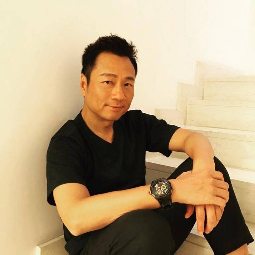 知名港星广州大排档聚会黎耀祥苑琼丹神采奕奕路边唱歌无人识