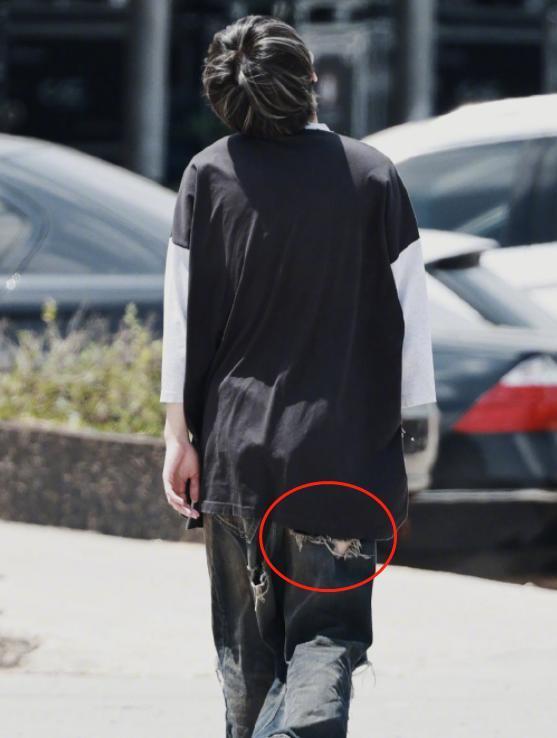 蔡徐坤穿牛仔裤现身,破洞的位置太靠上,粉丝喊话:必须缝上_腾讯新闻