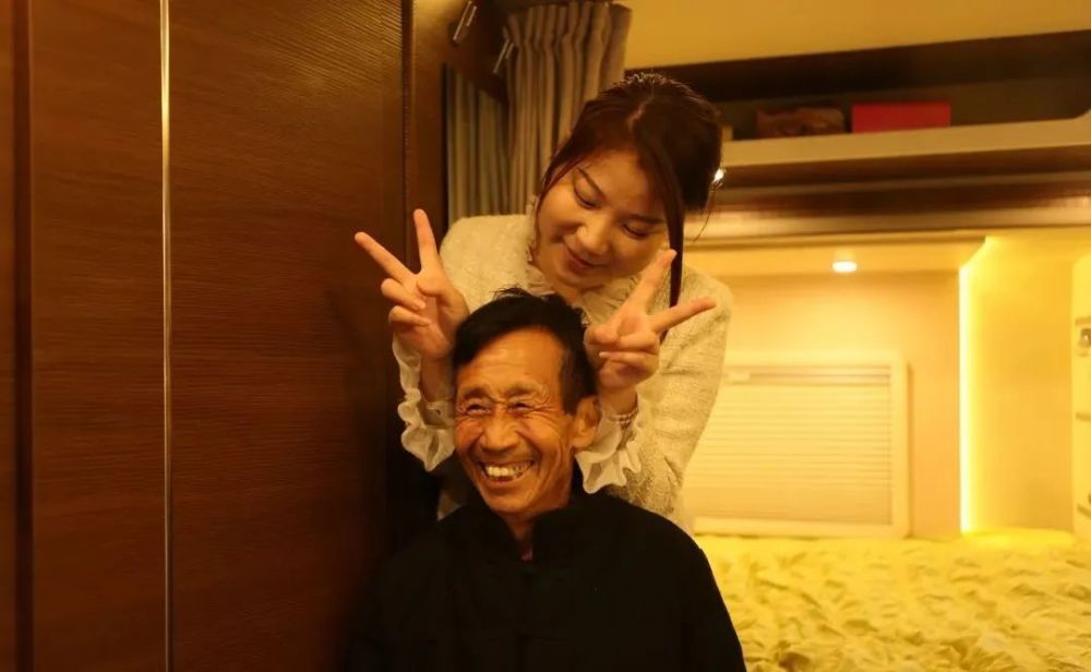 老爸看见了吗女儿扛起75岁养父看升旗