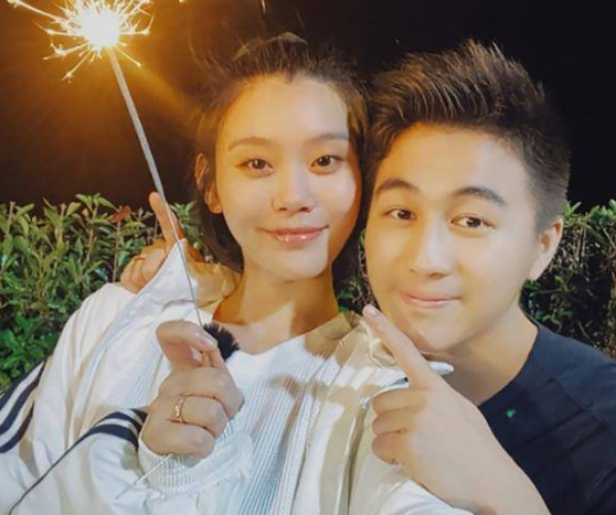 奚梦瑶晒何猷君视角健身照产女8个月紧身衣穿出松垮感瘦太快