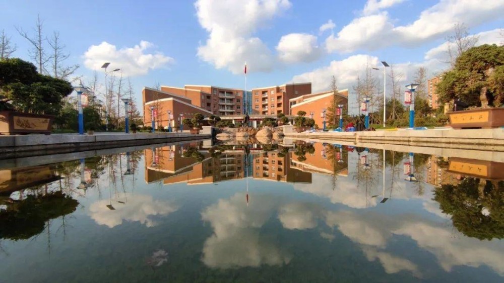 牟平一中校友牟平一中70岁啦各届校友快来扫码加入校友录