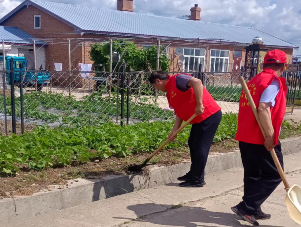 爱国卫生运动孙吴县卧牛河乡开展拾捡垃圾清洁家园志愿服务活动