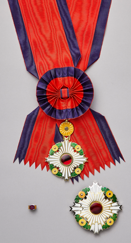 大勋位菊花章大致呈圆形,大绶章正章直径76毫米,副章直径91毫米,中央