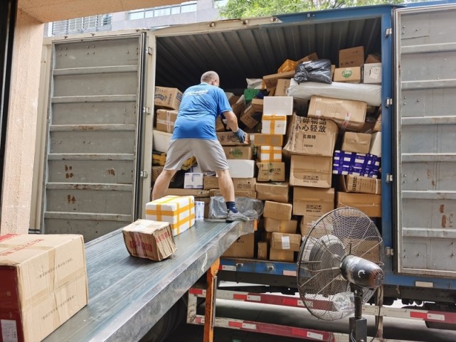 "火炉天里,快递网点给小哥送清凉