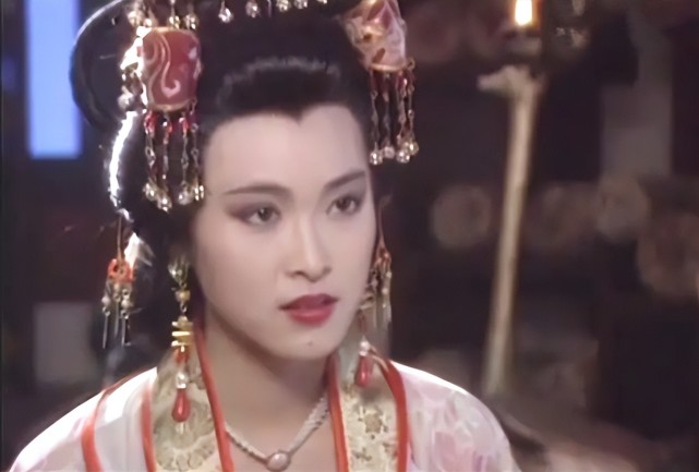 长孙皇后童爱玲罕露面49岁皮肤紧致似少女戴金表尽显阔气
